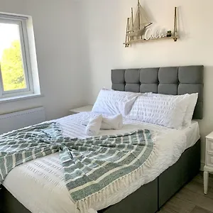 Cosy 2 Bedrooms In Holiday home